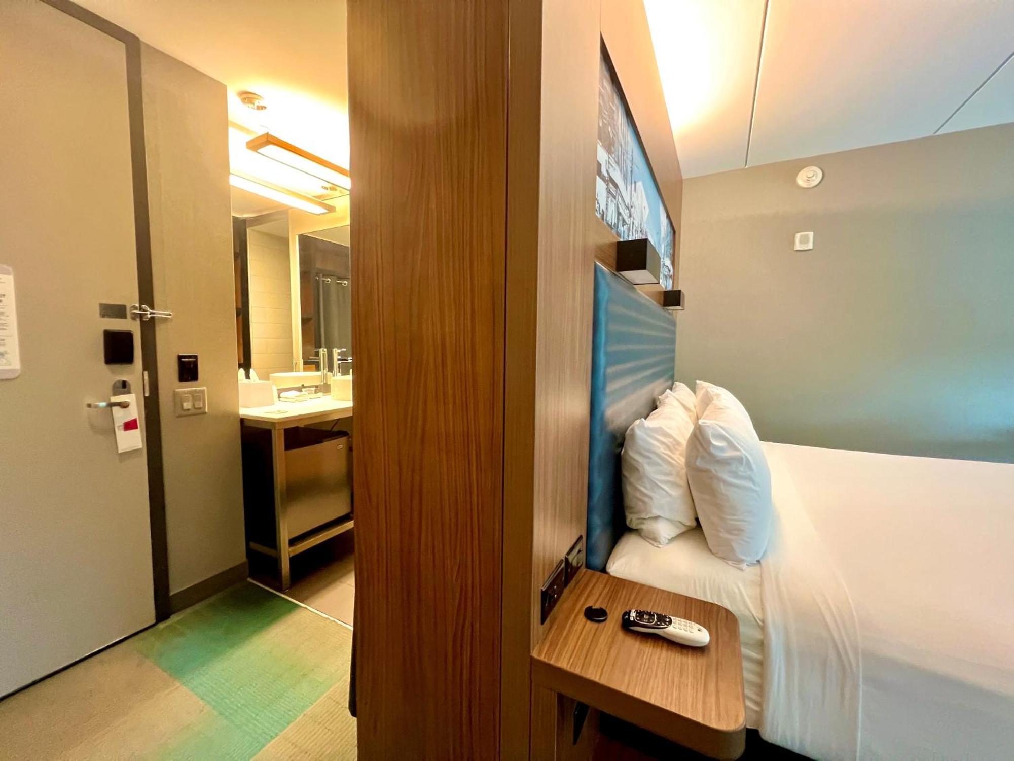 Savvy, Suite, 1 King, Sofa bed, Memorial Bell view
